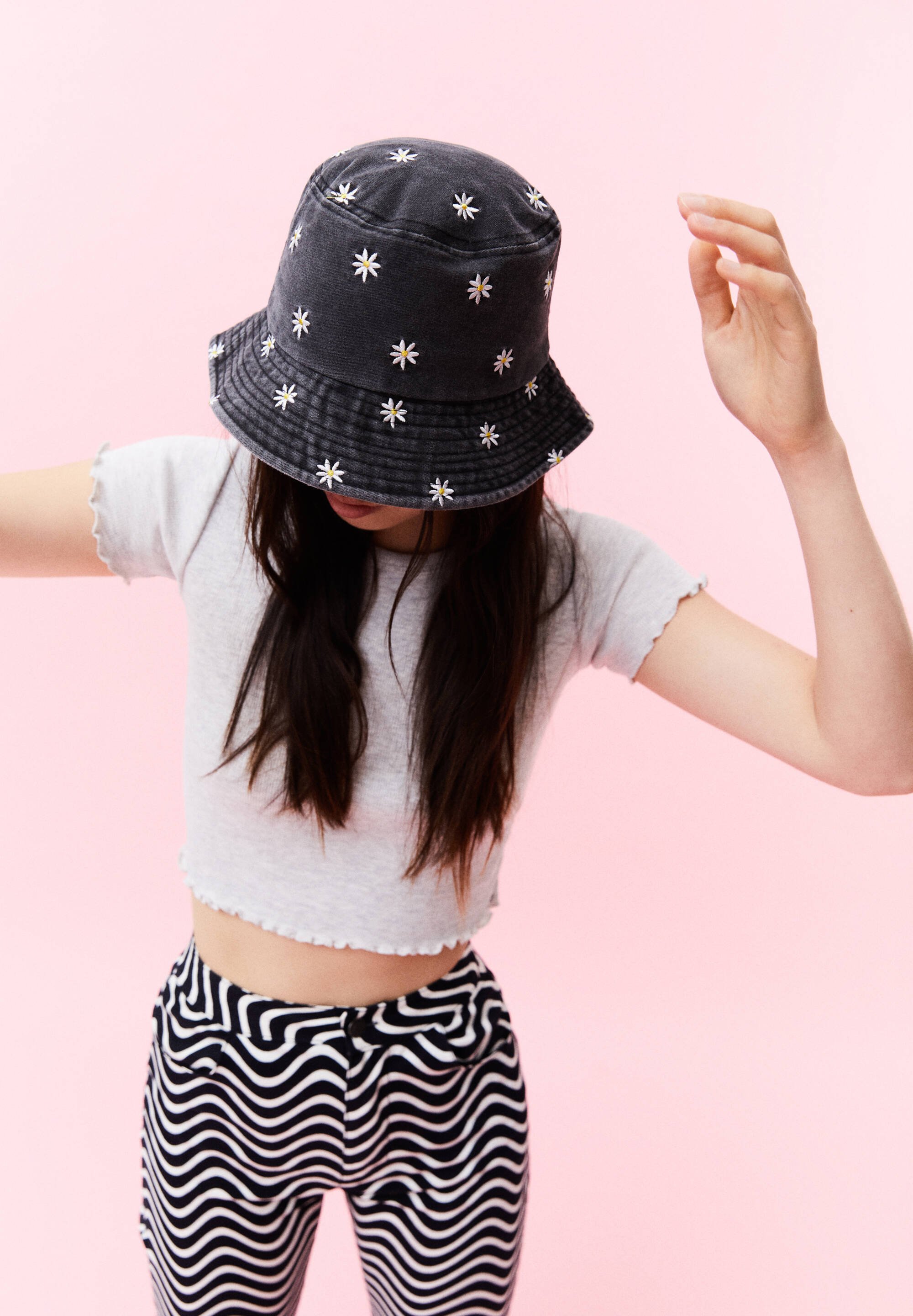 PULL\u0026BEAR BUCKET-HAT MIT GÄNSEBLÜMCHEN 