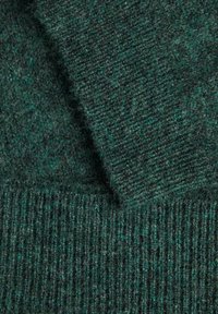 Maglione a maglia di colore verde scuro con trame variegate; presenta un motivo a coste all'orlo e una parte superiore liscia con sfumature sottili.