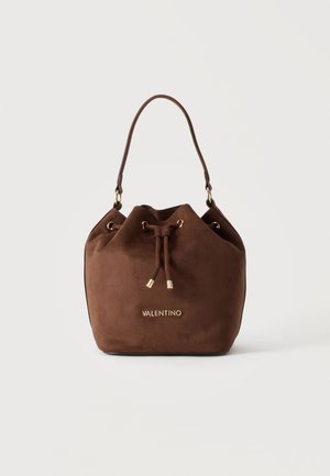 Brun ruskind bucket taske med snørelukning og enkelt skulderrem, med guld "Valentino" logo foran.