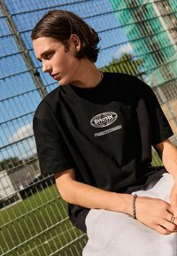 Next EDIT CROPPED FIT HEAVYWEIGHT GRAPHIC - Nyomott mintás póló - black