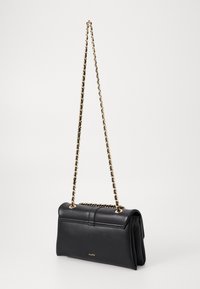 Borsa a tracolla nera in pelle sintetica con una catena dorata, caratterizzata da un design pieghevole e dettagli di cucitura sottili. Logo dorato sul davanti.