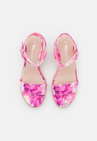 Sandali con tacco a cuneo, con punta chiusa e cinturino alla caviglia, in tonalità rosa e viola con motivo. Texture liscia e una vivace combinazione di colori. Taglia 37.