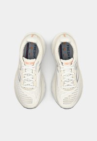 Des chaussures de course légères en crème avec une tige en maille, des accents argentés et des semelles rembourrées. Présentent un laçage marqué et des semelles intérieures de marque.
