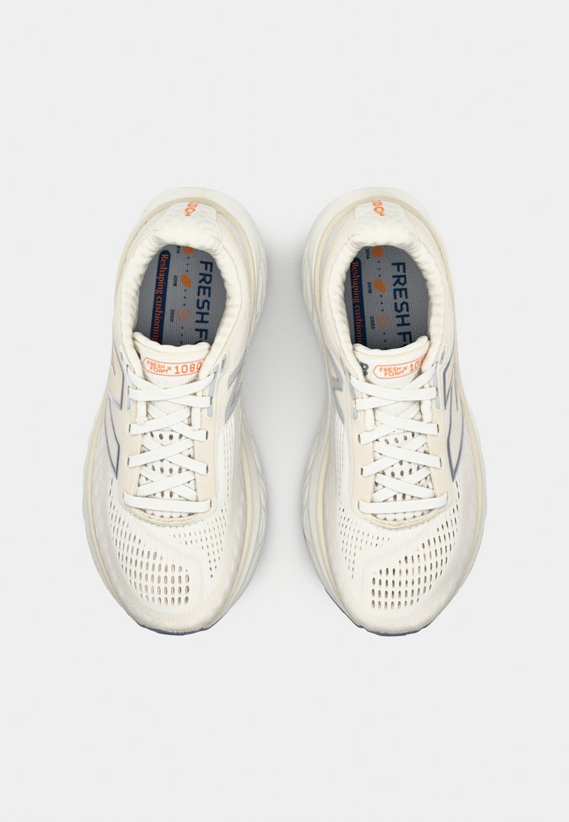 Des chaussures de course légères en crème avec une tige en maille, des accents argentés et des semelles rembourrées. Présentent un laçage marqué et des semelles intérieures de marque.