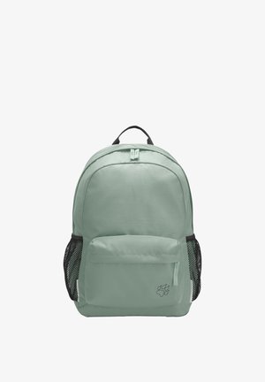 Sac à dos vert clair avec poche zippée à l'avant, poches latérales en mesh noir, et un petit logo d'empreinte de patte sur le bas avant.