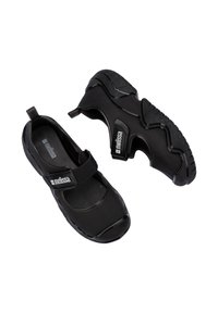 Czarne buty sportowe z teksturowaną górą z siateczki, solidną gumową podeszwą i zapięciem na rzep z przodu. Nowoczesny design z wyciętymi bokami.