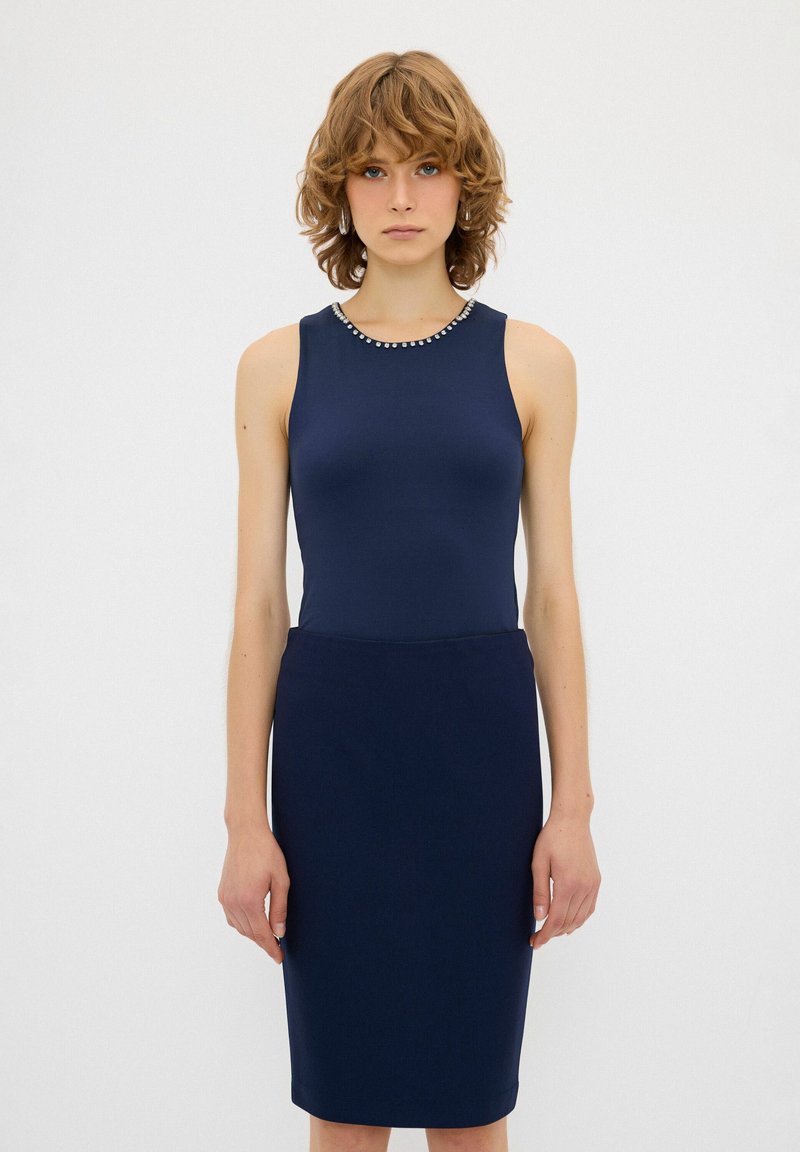 Abito senza maniche blu navy con silhouette aderente, caratterizzato da un colletto decorato con gioielli e una texture di tessuto liscia.