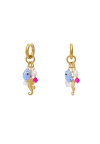 Boucles d'oreilles en or avec des poissons en verre bleu, des accents de perles blanches, des perles roses et des charms en seahorse dorés. Design unique de charms superposés.