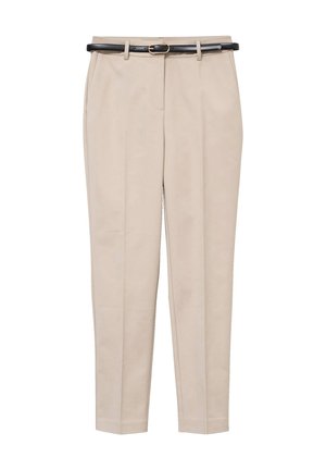Beige skræddersyede bukser med frontplisse, sidelommer og et slankt sort bælte med guldlås, vist mod hvid baggrund.