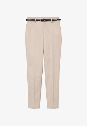 Pantalon beige sur mesure avec pli frontal, poches latérales et ceinture noire mince avec boucle dorée, présenté sur fond blanc.
