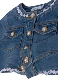 Giacca di jeans con lavaggio blu, bottoni dorati accentati da perle, collo ricamato e merletto lungo l'orlo e le maniche.