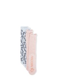 Dos pares de calcetines de felpa: uno en azul claro con estampado de leopardo gris, y el otro en rosa suave con el texto "MEOW" y una huella de pata en color a juego.