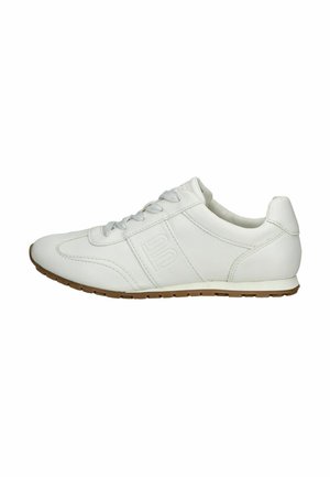 Hvide lædersneakers med rund tå, flad sål og teksturerede sider. Har grå snørebånd og prægede logoer på ydersiden.