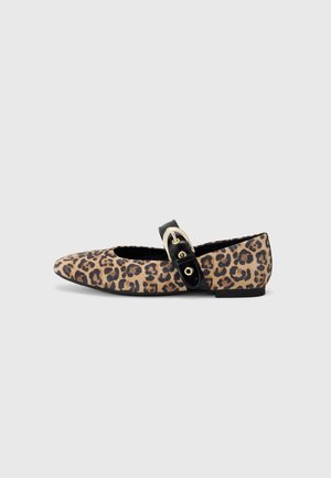 Chaussure plate à bout pointu en tissu imprimé léopard avec une bride en cuir verni noir et une boucle dorée sur le dessus.