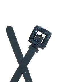 Blauwe suède riem met een vierkante gesp versierd met donkerblauwe en turquoise strasssteentjes. Gladde textuur, verstelbare lengte met gaatjes.