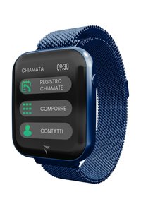 Smartwatch con cinturino in metallo a rete blu, touchscreen rettangolare che visualizza il registro chiamate, il quadrante e i contatti. Presenta bordi stondati e un pulsante laterale.