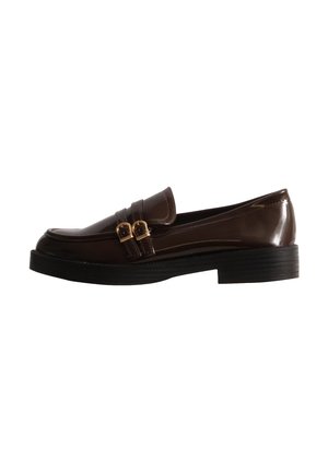 Mocassin en cuir marron foncé avec des boucles dorées et une semelle noire épaisse, présenté de profil sur fond blanc.