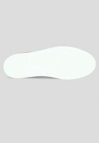 Biała podeszwa buta o gładkim, błyszczącym wykończeniu i zaokrąglonych krawędziach; nie posiada widocznych wzorów ani elementów metalowych. Spód jest płaski i teksturowany.