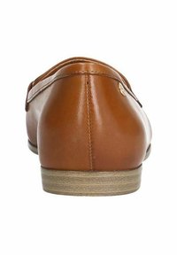 Bruine leren instap schoenen met een ronde neus, contrasterende stiksels en een lage, gestructureerde zool. Bevat een klein logo accent.
