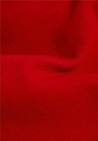 Tejido rojo con una superficie suave y texturizada, ligeramente ondulada, que indica calidez y densidad, adecuado para diversas aplicaciones textiles.