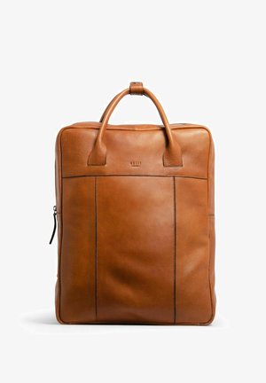 Braune Leder-Laptoptasche mit glatter Textur, quadratischer Form und zwei oberen Griffen. Verfügt über ein vertikales gestepptes Design und eine seitliche Reißverschlusstasche.