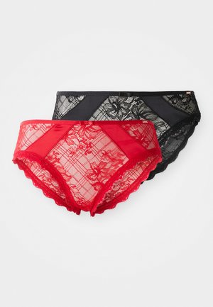 Des sous-vêtements en dentelle rouge et noire qui présentent des bords festonnés, des motifs floraux et une texture semi-transparente avec un design de taille.