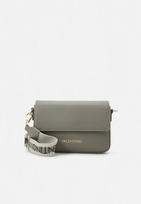 Grå Valentino skulderveske med klafflukking, gyldent logo og bred justerbar stropp med Valentino-tekst.