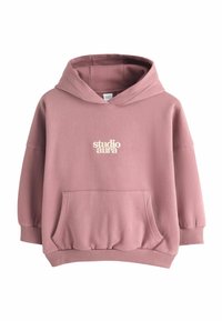 Sudadera rosa de algodón con capucha grande, puños acanalados y bolsillo delantero. Presenta "studio aura" bordado en blanco en el pecho.
