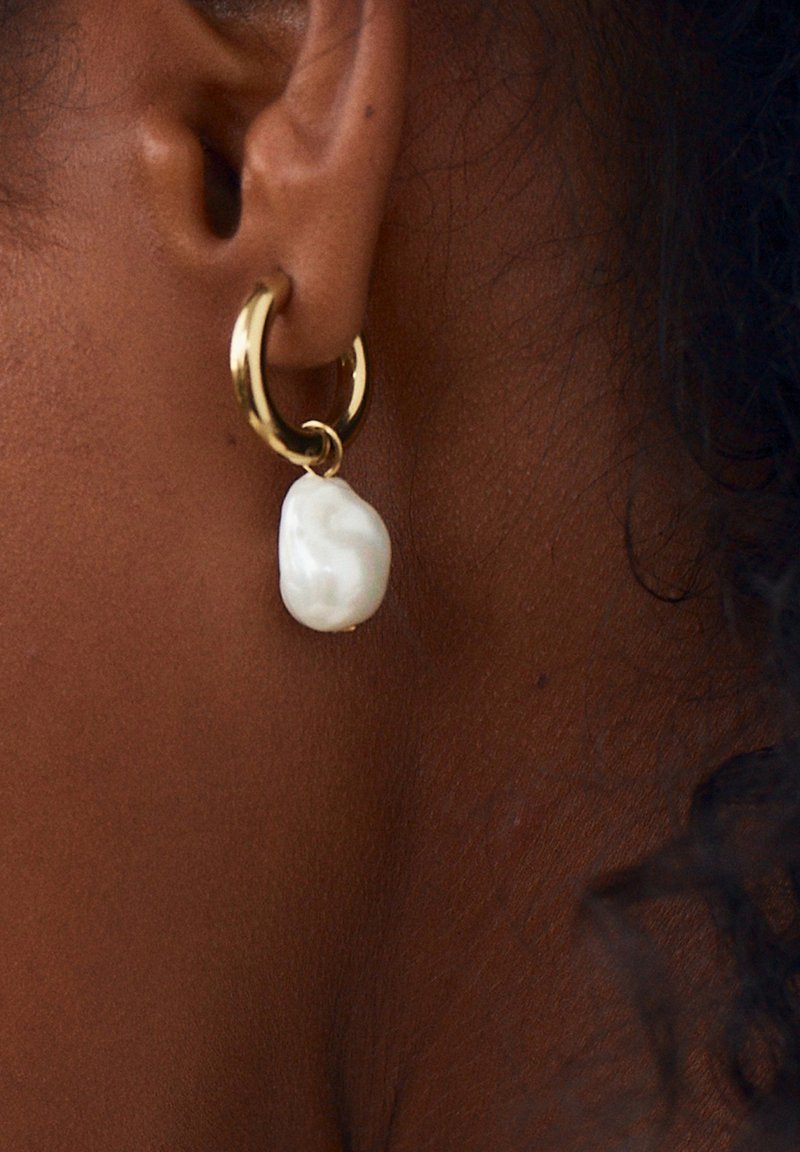 EDBLAD ROC BAROQUE PEARL HOOPS - Kõrvarõngad - gold-coloured