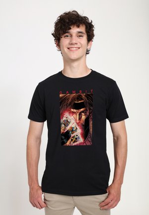 Czarna bawełniana koszulka z grafiką Gambita, z motywem kart do gry, jaskrawymi kolorami i redakcyjnym napisem "GAMBIT" na górze.