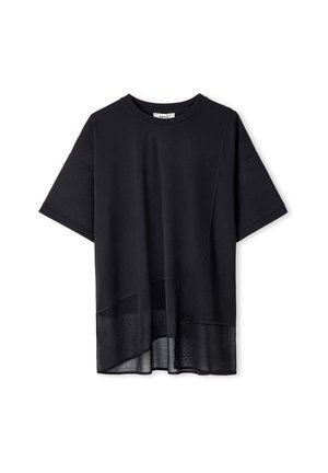 Schwarzes T-Shirt mit kurzen Ärmeln, das ein geschichtetes Design mit einem transparenten unteren Saum und glatter Textur aufweist, was einen Kontrast in den Materialien schafft.