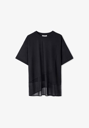 Czarna koszulka z krótkim rękawem, z warstwowym wzorem i przezroczystym dolnym wykończeniem oraz gładką teksturą, tworzącą kontrast w materiałach.