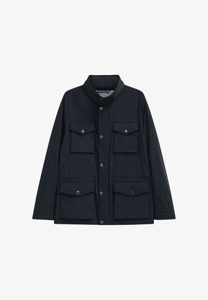 Marineblauem wasserdichter Jacke mit hohem Kragen, vier Fronttaschen mit Druckknöpfen und geradem Schnittdesign. Glatte Textur.