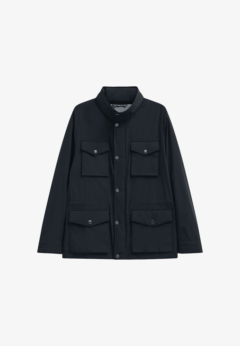 Marineblauem wasserdichter Jacke mit hohem Kragen, vier Fronttaschen mit Druckknöpfen und geradem Schnittdesign. Glatte Textur.