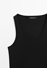 Débardeur noir côtelé sans manches avec encolure ronde et étiquette Massimo Dutti au dos, fabriqué au Portugal.