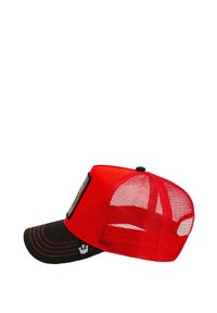 Cappellino rosso e nero con retro in rete, visiera curva e dettagli ricamati; presenta un patch con il logo sul davanti.