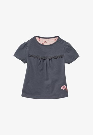 Graues Baumwoll-T-Shirt mit kurzen Puffärmeln, Spitzenbesatz an der Brust und pinkem Blumenstickerei am Saum. Der innere Kragen hat ein florales Muster.
