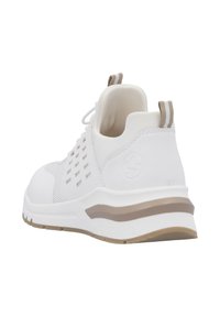 Weißer Sportschuh mit strukturiertem Mesh-Obermaterial, gepolstertem Kragen und beigen Akzenten. Verfügt über eine leichte Sohle mit profilierter Lauffläche.