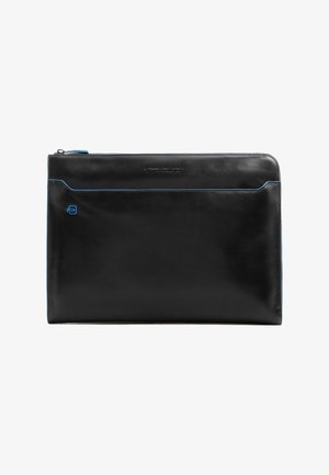 Zwarte leren documenthouder met blauwwitte sierstiksels, ritssluiting en voorvak. Soepele textuur met een merklogo.