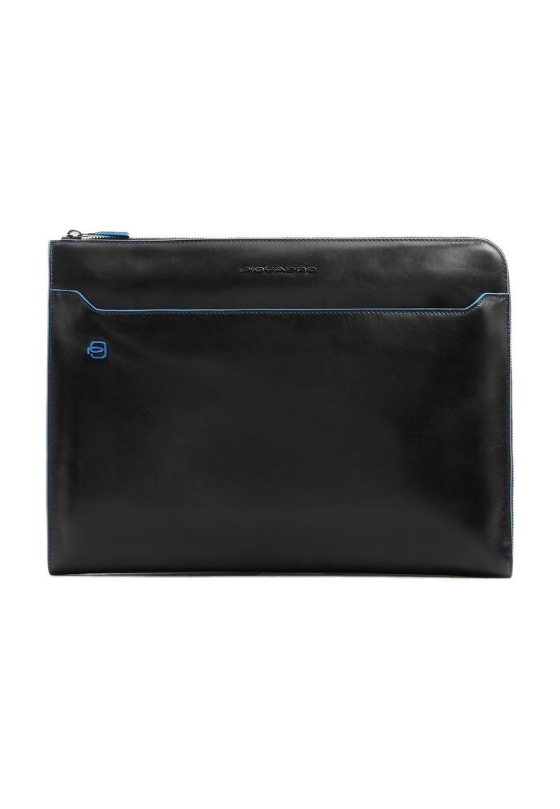 Portadocumentos de cuero negro con costuras en contraste azul, cierre de cremallera y bolsillo frontal. Textura suave con logotipo de la marca.