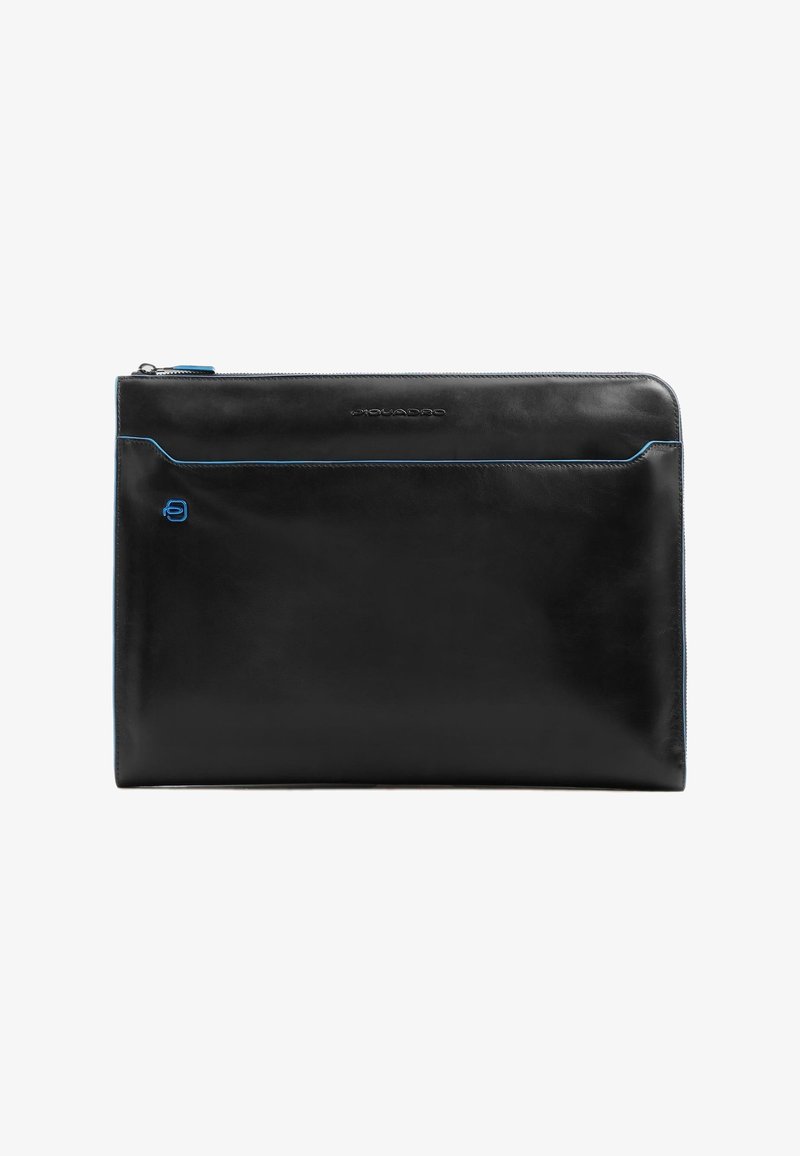 Portadocumentos de cuero negro con costuras en contraste azul, cierre de cremallera y bolsillo frontal. Textura suave con logotipo de la marca.