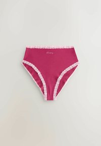 Magenta puuvillased kõrge vöökohaga aluspüksid, millel on õrn roosa pitsäärisega vöökoht ja jalgade avad. Ees on valget värvi õmmeldud kiri "Reede".