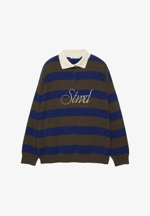 Polo à manches longues rayé marron et bleu avec un col crème, présentant une broderie frontale du mot "Strnd" en écriture cursive.
