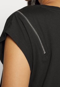 DKNY Triko s potiskem - black