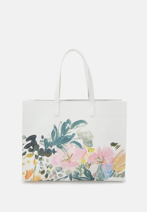 Sac fourre-tout blanc avec deux anses et un imprimé floral coloré présentant des fleurs et des feuilles aux couleurs rose, vert, jaune et bleu dans un style coups de pinceau.