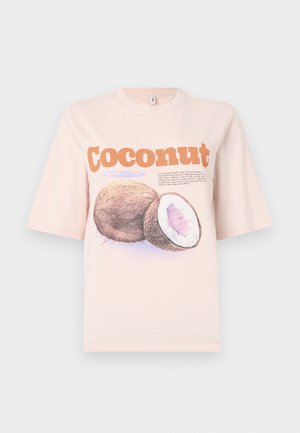 Šviesiai rožinė medvilninė marškinėlių su kokoso grafika, turinti tekstą oranžine ir violetine spalvomis. Trumpomis rankovėmis, laisvas kirpimas, sklandi tekstūra.