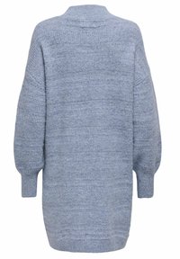 Lyseblå strikket overdimensjonert genser med teksturert mønster, høy krage og senkede skuldre. Lange ermer.