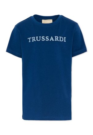 Granatowy T-shirt z krótkim rękawem i okrągłym dekoltem z haftowanym jasnoniebieskim napisem „TRUSSARDI” na wysokości klatki piersiowej.