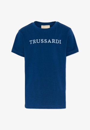 Granatowy T-shirt z krótkim rękawem i okrągłym dekoltem z haftowanym jasnoniebieskim napisem „TRUSSARDI” na wysokości klatki piersiowej.