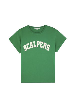 T-shirt verde in cotone con scollatura rotonda e maniche corte. La parte anteriore presenta il testo "SCALPERS" in bianco, che si curva attraversando il petto.